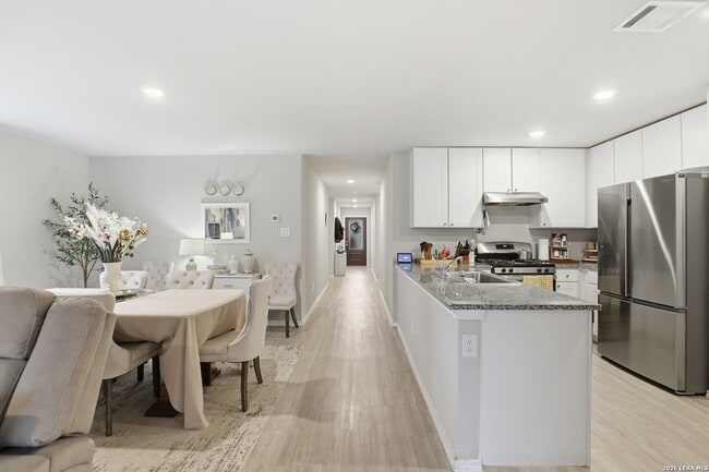 Building Photo - 14905 Dorset Wheel