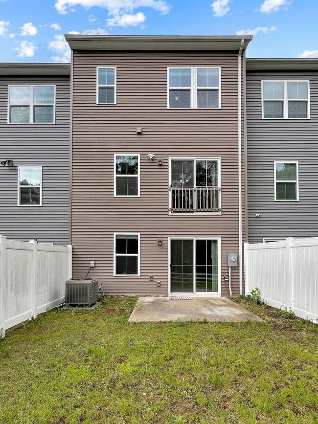 Building Photo - Move-In Ready Townhome with Finished Basem...