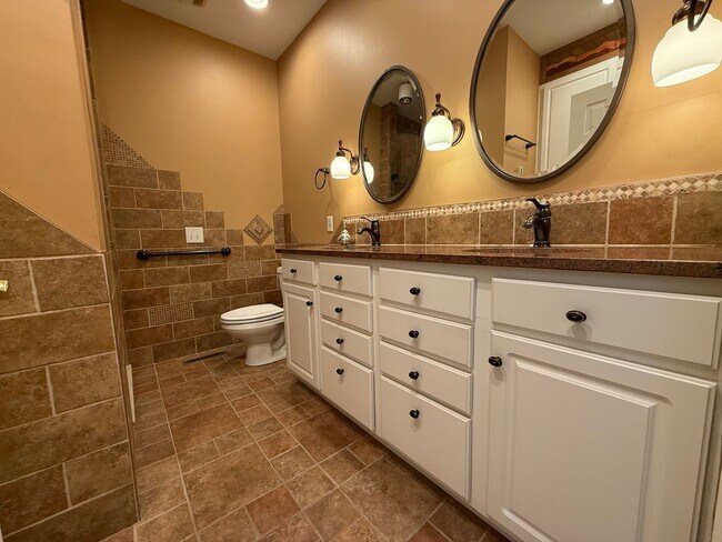 Building Photo - 935 Charter Oaks Dr
