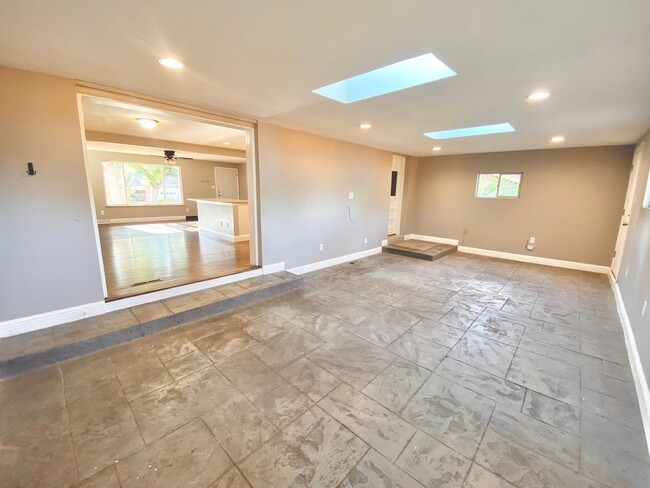 Building Photo - Spacious & Updated Home in Lakewood!-Open ...