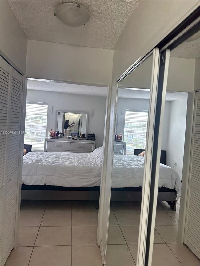 Building Photo - 1725 W 60th St