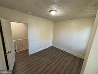 Building Photo - 1001 W 7th St