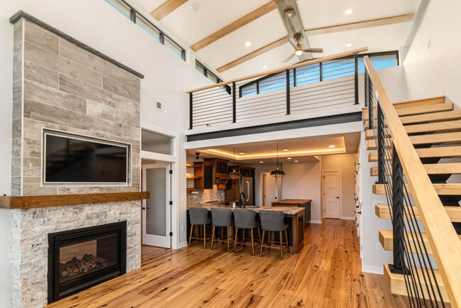 Building Photo - 215 E Pleasant St