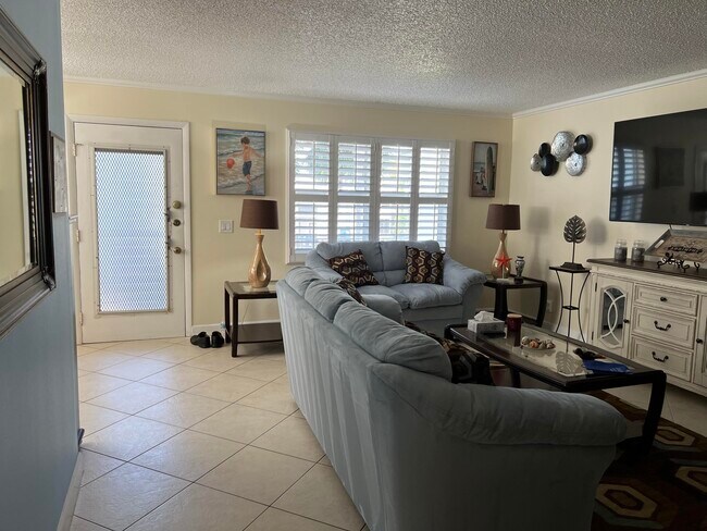Building Photo - 183 Normandy Ln