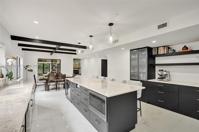 Building Photo - 9901 SW 79th Ave