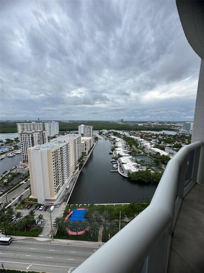 Building Photo - 16001 Collins Ave