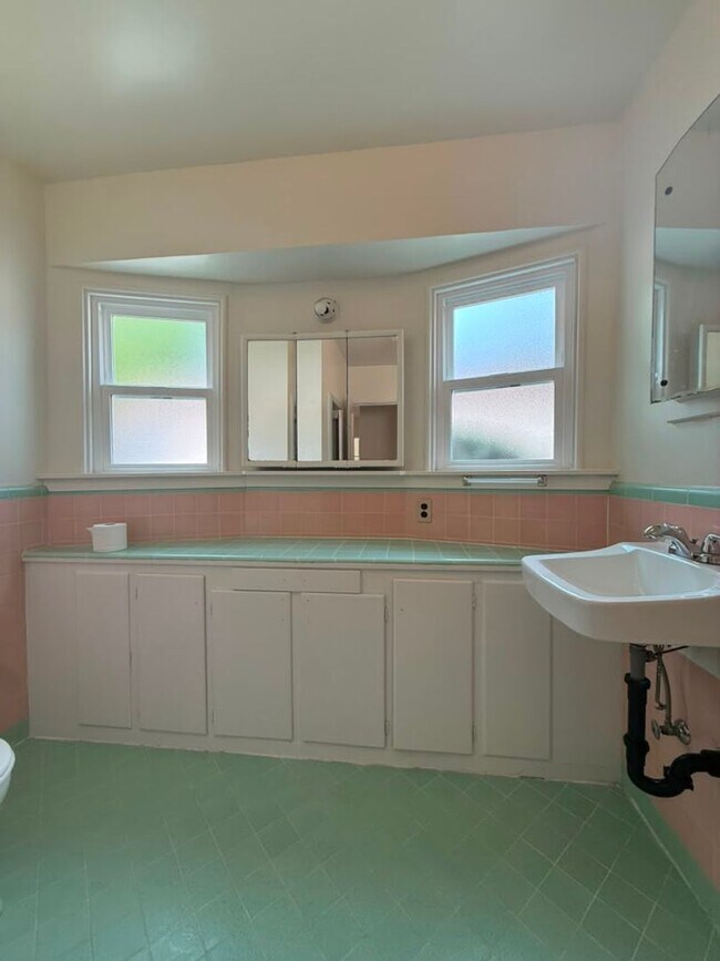 Building Photo - 2272 8th Ave