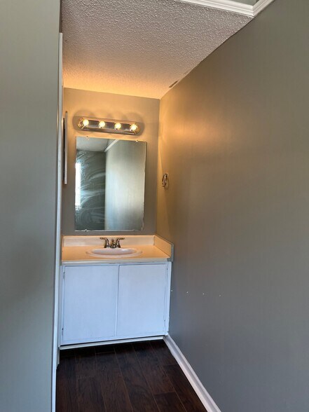 Building Photo - 2826 La Ave