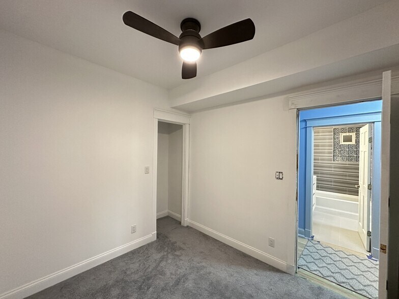 Building Photo - 3243 N Lakewood Ave