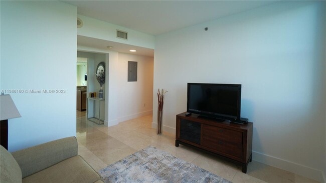 Building Photo - 2641 N Flamingo Rd