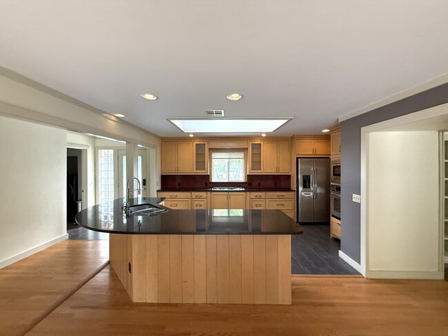 Building Photo - 1004 Brookside Dr