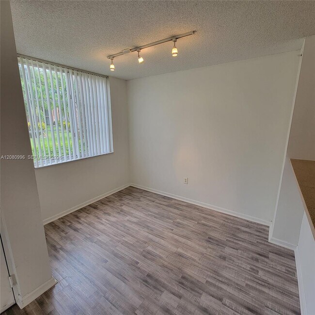 Building Photo - 7824 Sonoma Springs Cir