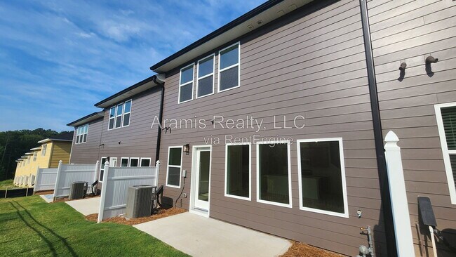 Building Photo - 450 Laurelwood Ln