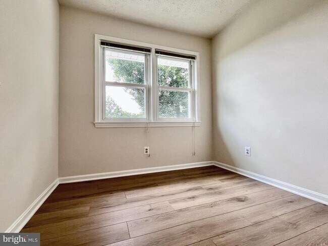 Building Photo - 5350 Ravensworth Rd
