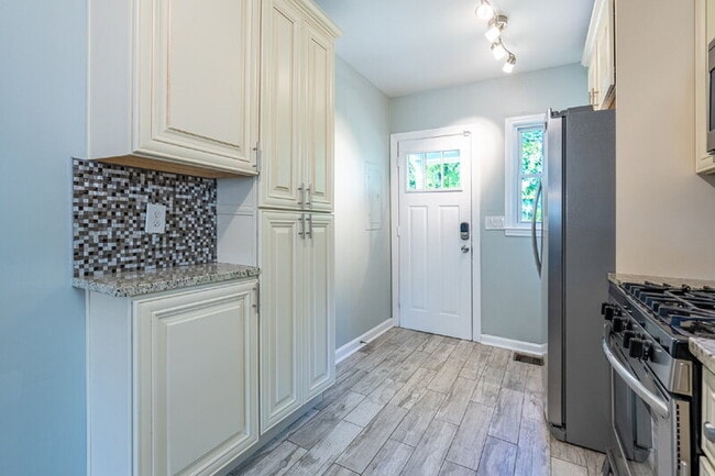 Building Photo - 3265 N Fulton Ave