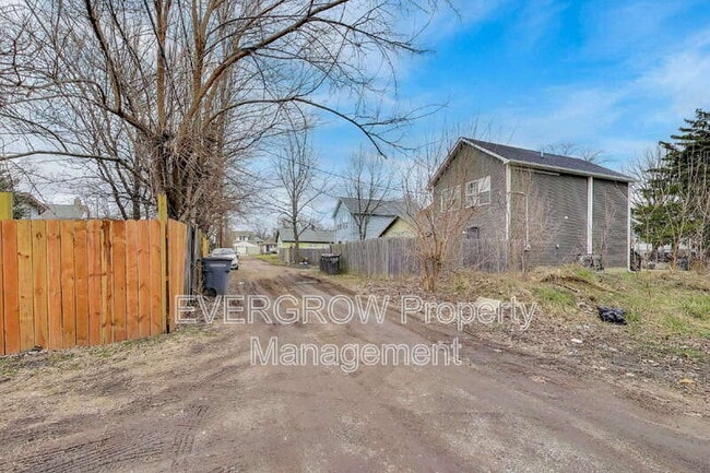 Building Photo - 413 N Oxford St