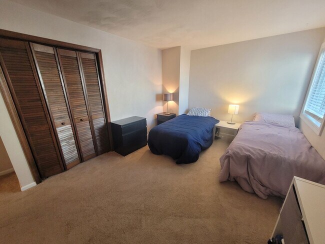 Building Photo - 2 Bedroom, 2.5 Bath Condo with with Ocean ...