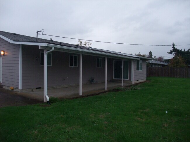 Building Photo - Very Nice Clean Updated Home in Lebanon