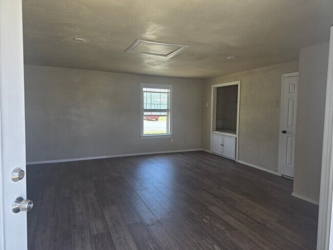 Building Photo - 1711 Doran Dr