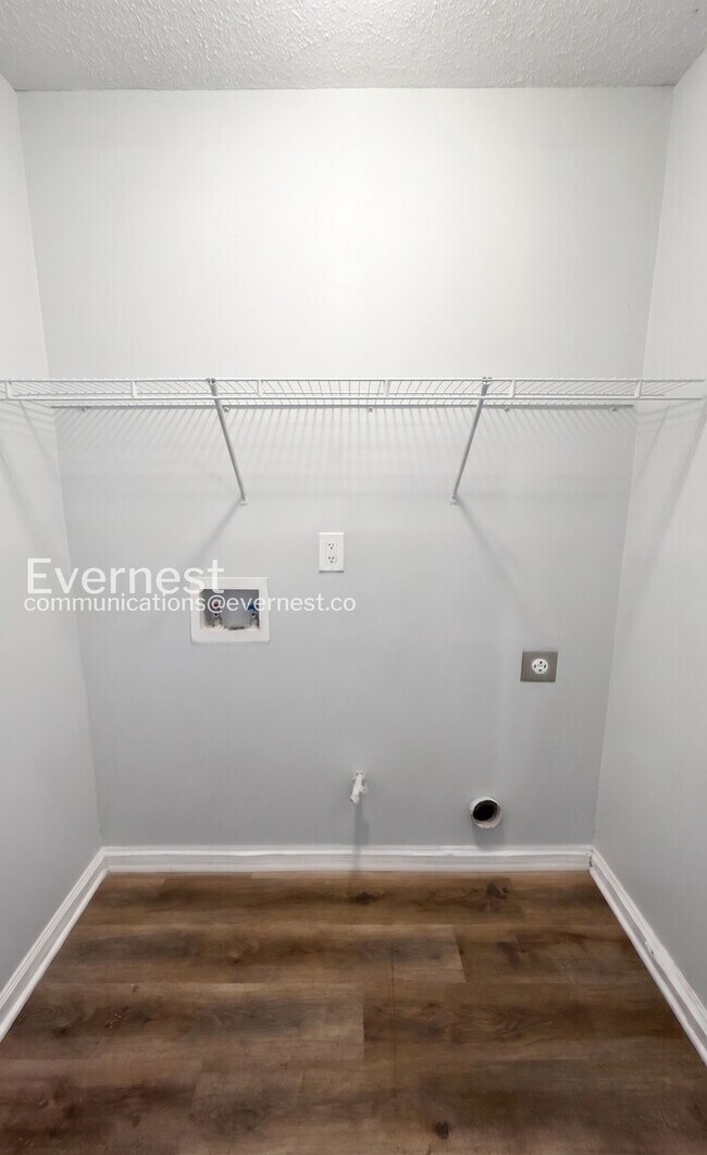 Building Photo - 5544 Bluegrass Dr