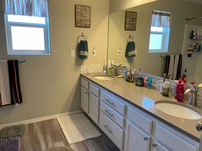 Building Photo - Pet Friendly Home in Desirable Neighborhood!