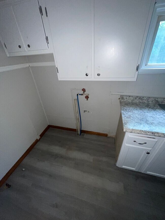 Building Photo - Section 8 Accepted! Spacious Newly Renovat...