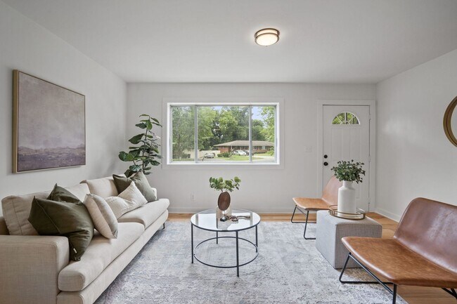 Building Photo - Modern Charm in Desirable East Ridge Neighborhood