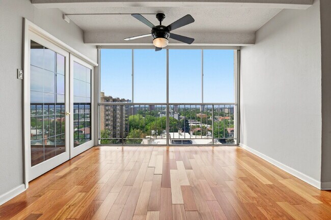 Building Photo - $2,240.95 - 2 Bed, 2 Bath Condo in Denver with Central AC!