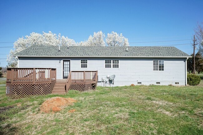 Building Photo - Three Bedroom Home!