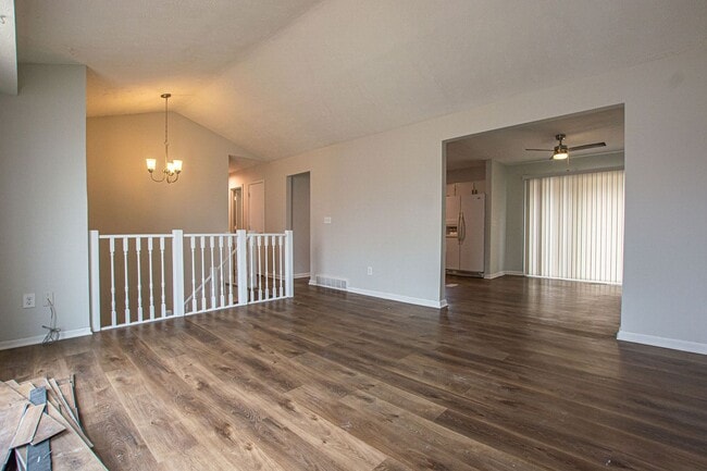 Building Photo - Split Entry 3 Bedroom / 2 Bathroom Home