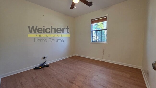 Building Photo - 3 bed, 2 bath in Center Hill