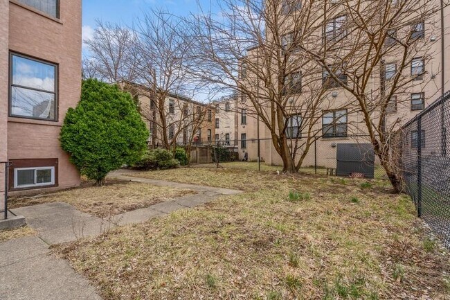 Building Photo - 263 10th St