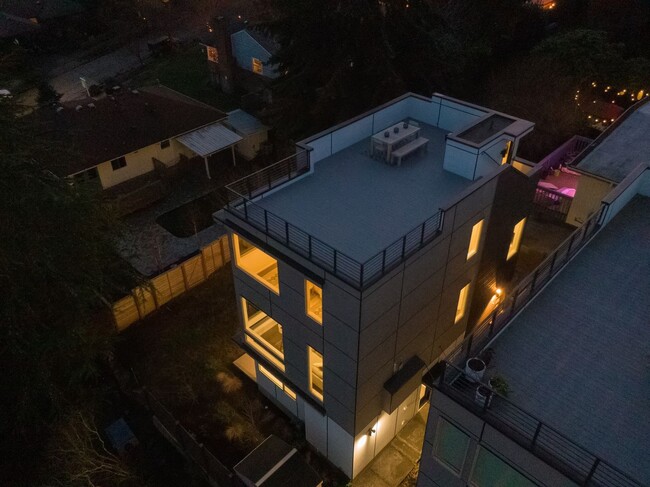 Building Photo - Urban luxury home with Views!