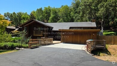 Building Photo - 5 Oak Forest Rd