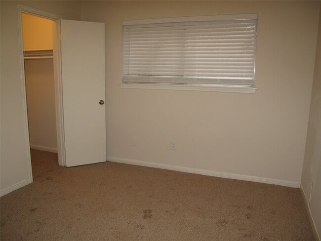 Building Photo - 6906 Sandy Knolls Dr