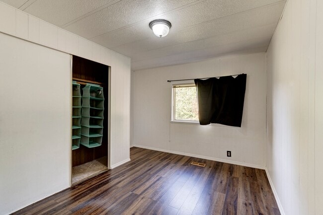 Building Photo - 3 Bed  2 Bath Pet Friendly Home