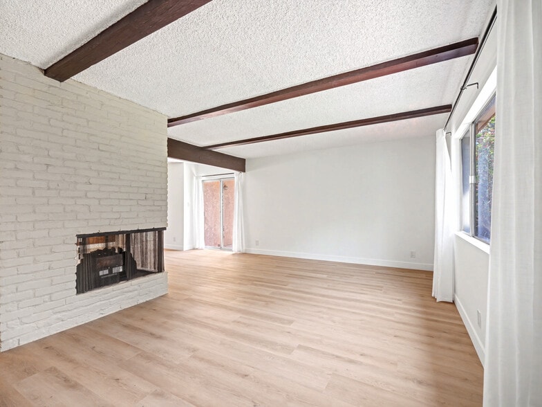 Building Photo - 4413 Canoga Dr