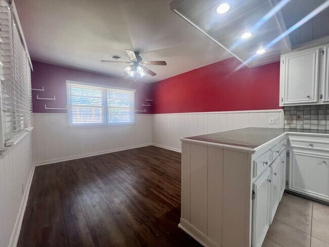 Building Photo - Stunning Large 3 Bedroom Home!