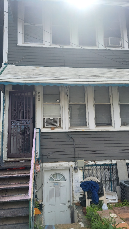 Building Photo - 202 17th St NE
