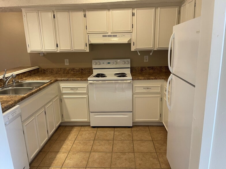 Kitchen - 365 W Illinois Ave