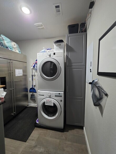 Building Photo - 9136 Grovehurst Rd