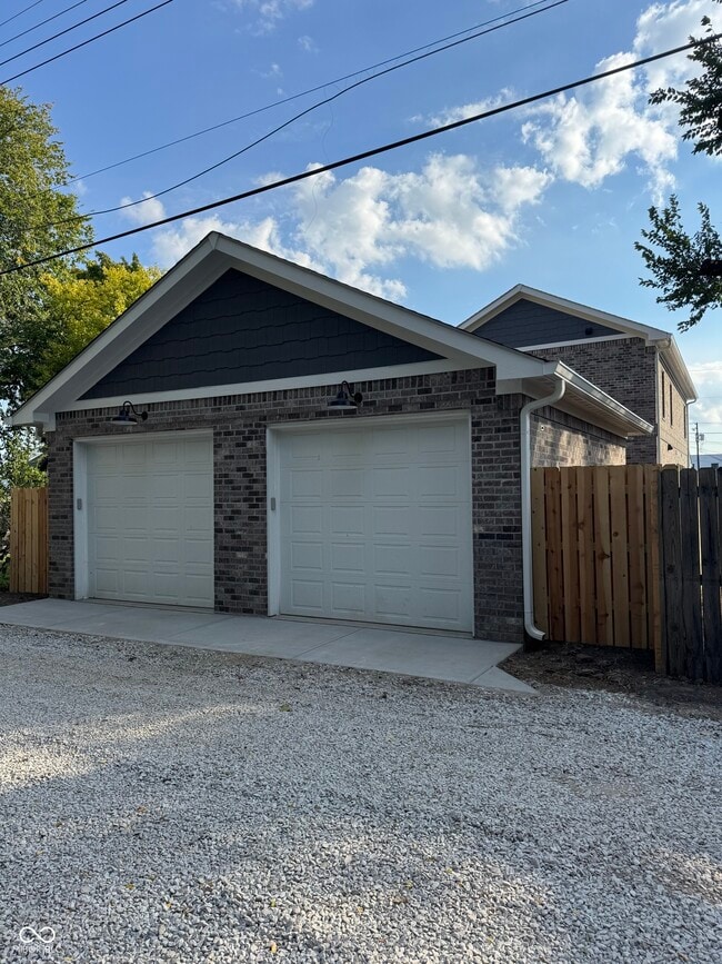 Building Photo - 528 N Elder Ave