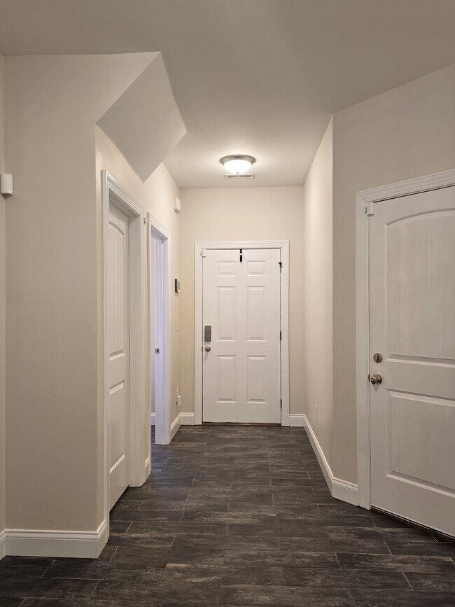 Building Photo - 215 Claudia Dr