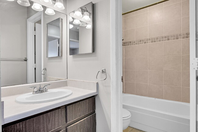 Building Photo - $1,395.00, 2 bed, 1 bath located in Denver...