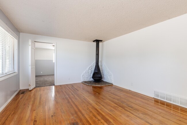 Building Photo - 564 E 700 N
