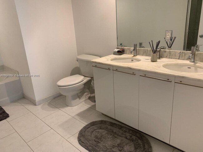 Building Photo - 950 Brickell Bay Dr