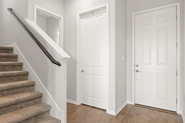 Building Photo - 1020 Vista View Dr