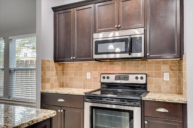 Building Photo - 665 Dunrobin Ln