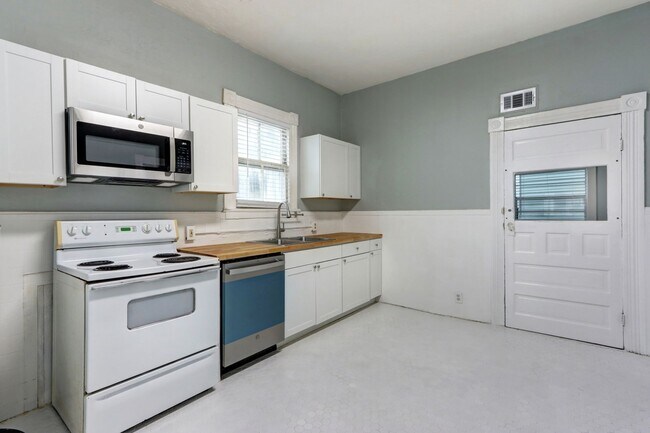 Building Photo - Renovated Two Bedroom Aprtment