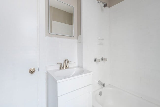 Building Photo - 3400 Reach St